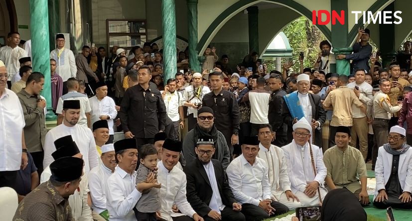 Gemesin, Presiden Jokowi Pangku Cucu Ijeck saat Ziarah ke Makam H Anif