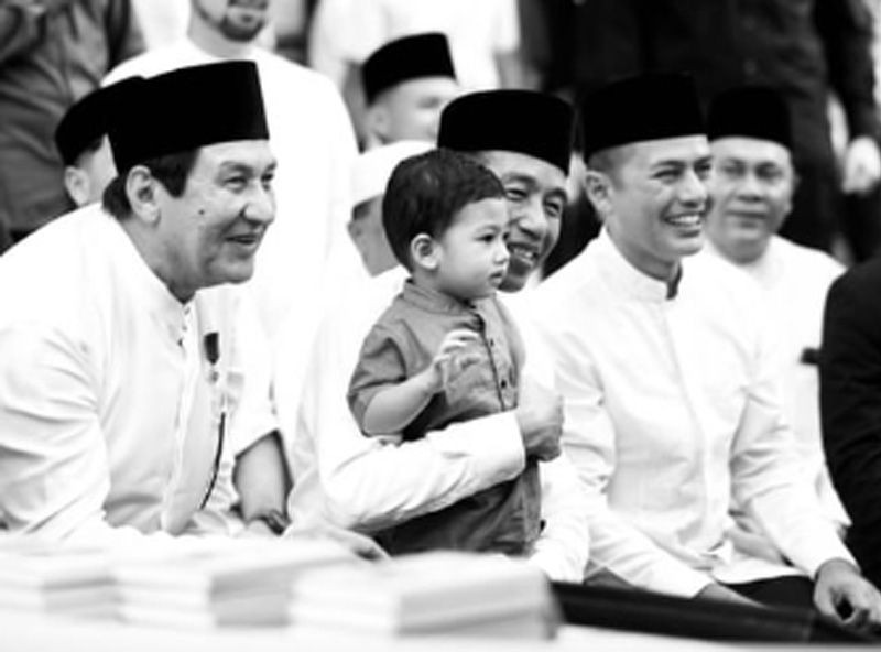 Gemesin, Presiden Jokowi Pangku Cucu Ijeck saat Ziarah ke Makam H Anif