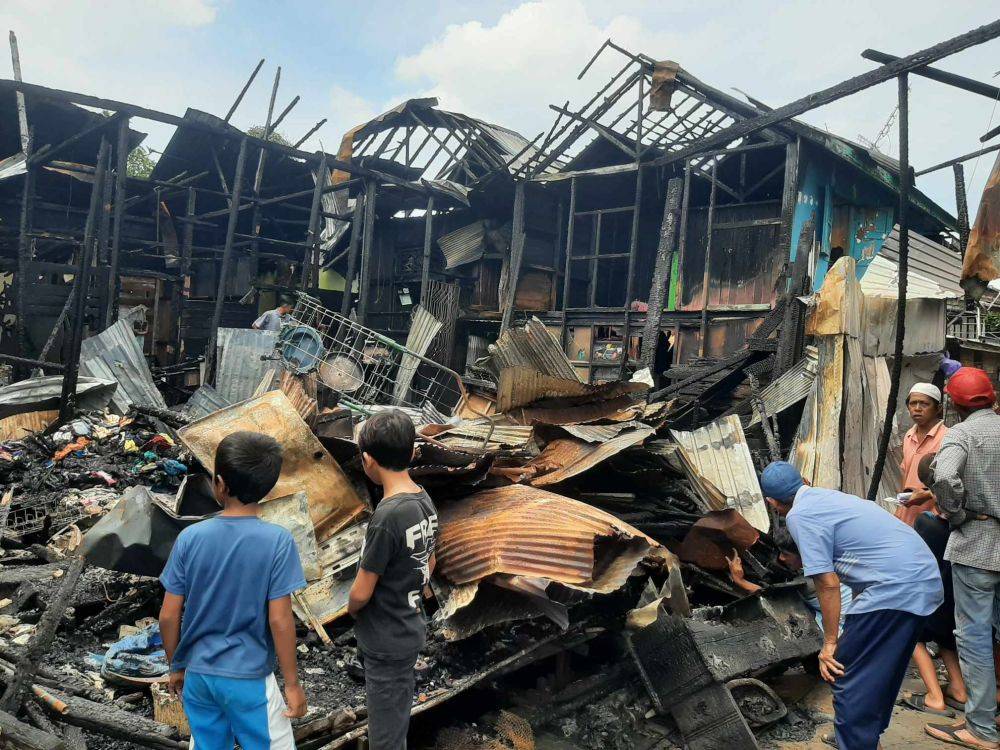 Kebakaran Hebat Hanguskan 11 Rumah Di Banjarmasin