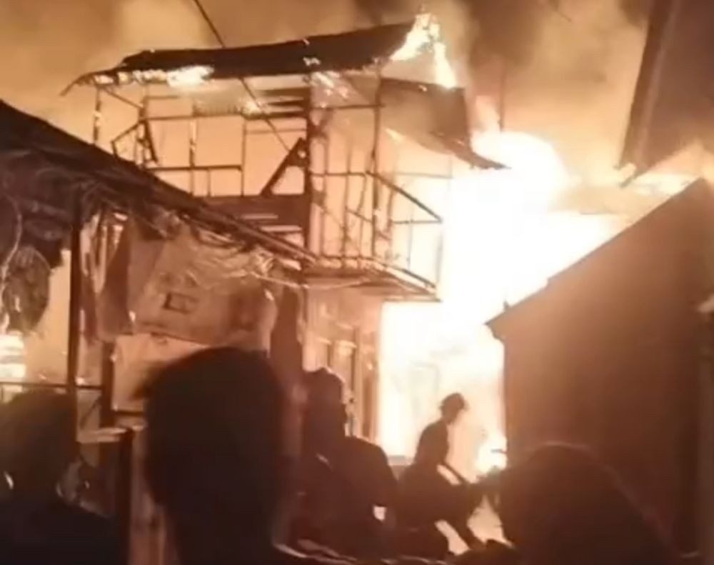 Kebakaran Hebat Hanguskan 11 Rumah di Banjarmasin 