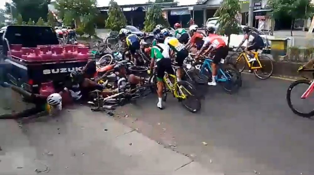 Puluhan Pembalap Sepeda Pra PON XII Tabrakan Beruntun Jelang Finish