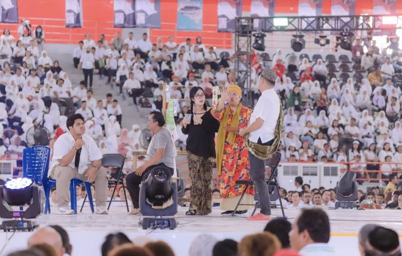 Aksi Kabaret Warung Kopi Bikin Jokowi Senyum Semringah