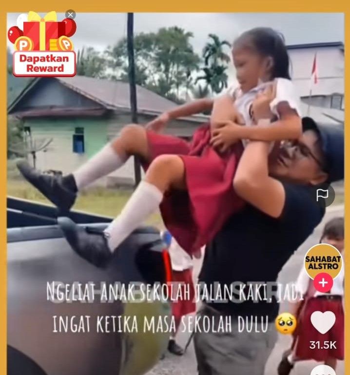 Viral Video Seorang Bapak Antar Pulang 3 Murid SD yang Jalan Kaki