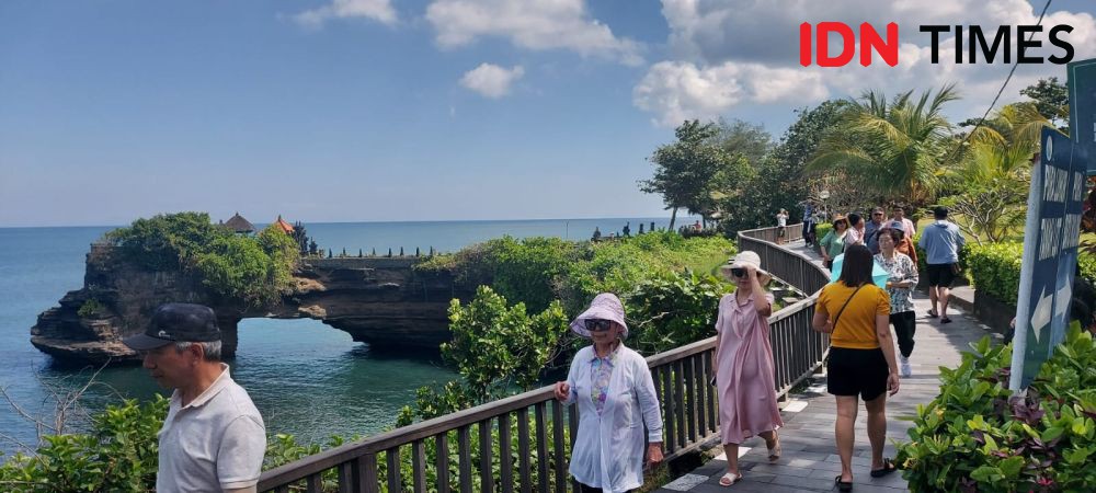 Rasa Aman di Tanah Lot yang Dikelilingi Tebing Curam