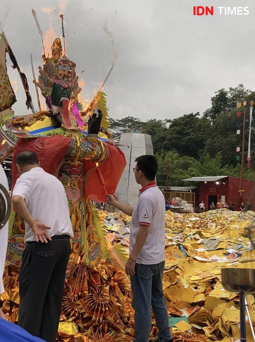 Festival Hantu Lapar Digelar, Rumah Hingga Kapal Pesiar Dibakar