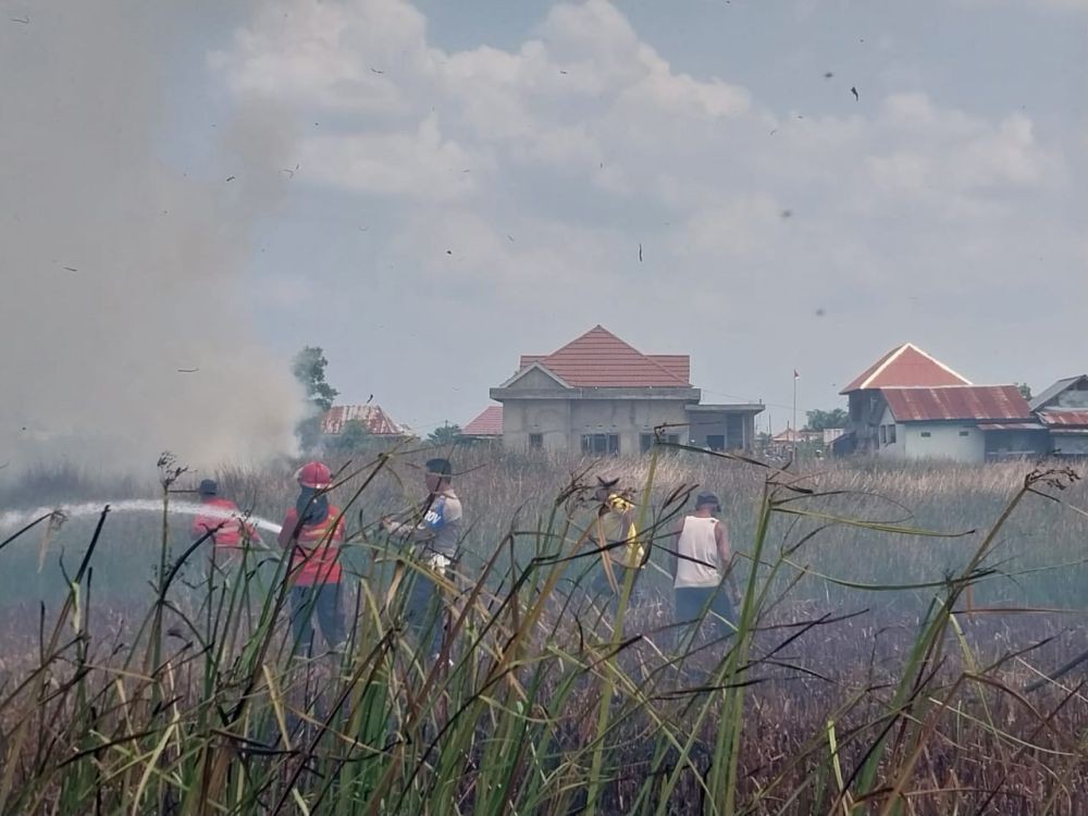Kebakaran Lahan Dekati Permukiman Warga di Pemulutan Ogan Ilir