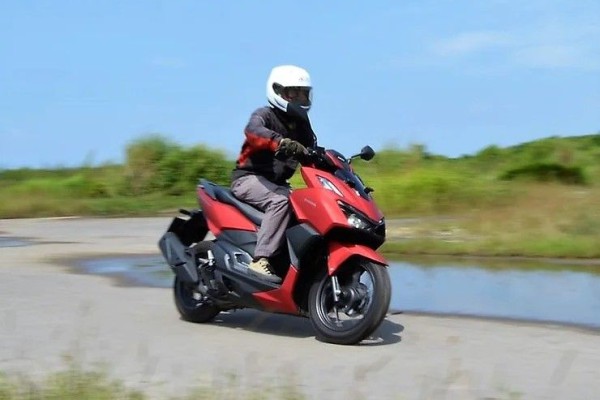 4 Cara Berkendara Motor Aman Tanpa Ban Selip