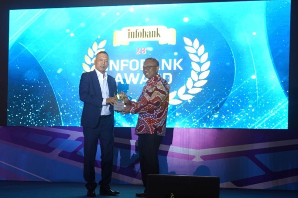 Kinerja Positif, Bank Jatim Raih Penghargaan Infobank Award