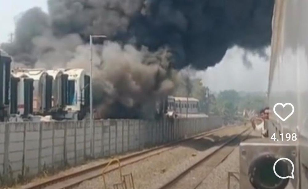 Sembilan Gerbong Bangkai Kereta Api di Purwakarta Terbakar
