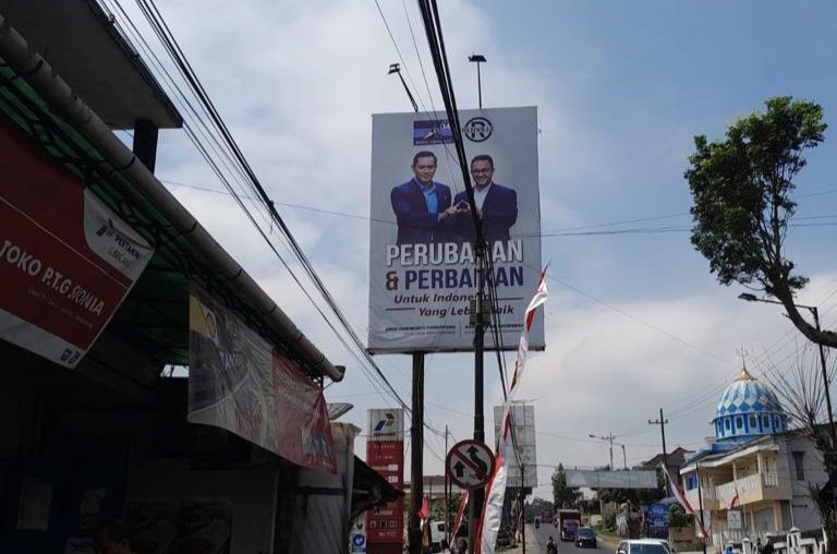 Baliho Demokrat Bergambar Anies Diturunkan di Malang