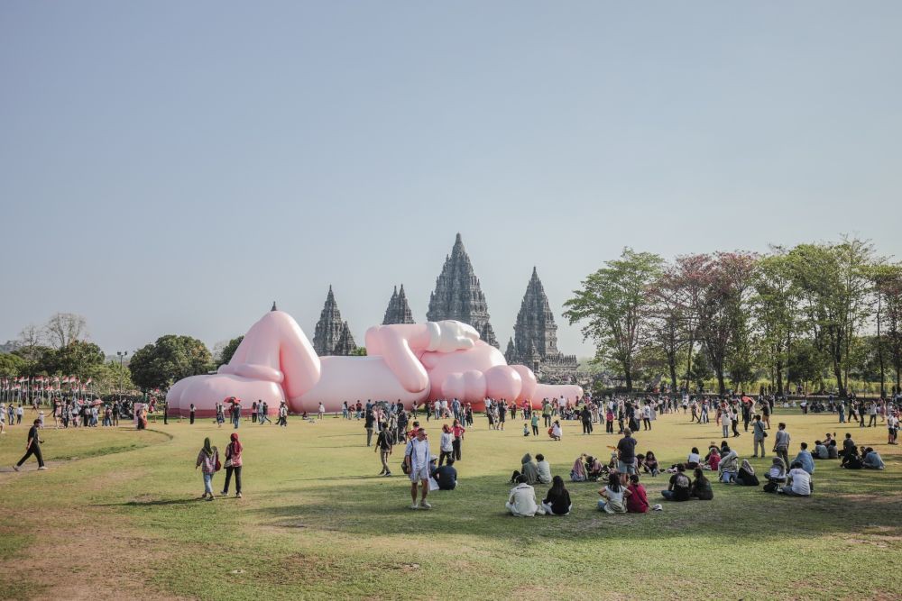 KAWS: HOLIDAY Dongkrak Kunjungan Wisatawan Muda di Candi Prambanan
