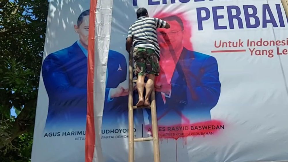 Kader Demokrat Trenggalek Lucuti Baliho Anies Baswedan