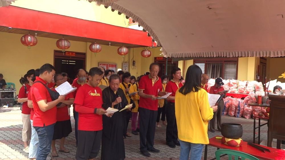 Sembahyang Pho Touw di Tulungagung Bagikan Ribuan Paket Sembako