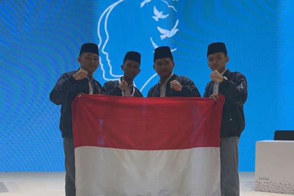 Cerita Siswa MA Al Hikmah 2 Brebes Raih Juara di Lomba Debat Bahasa Arab di Qatar