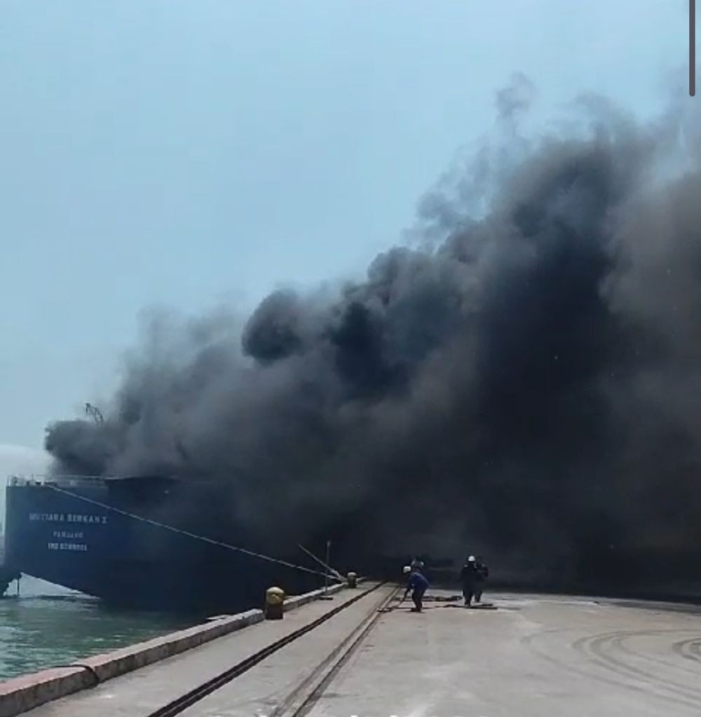 Kapal Penumpang Terbakar di Pelabuhan Indah Kiat Merak  