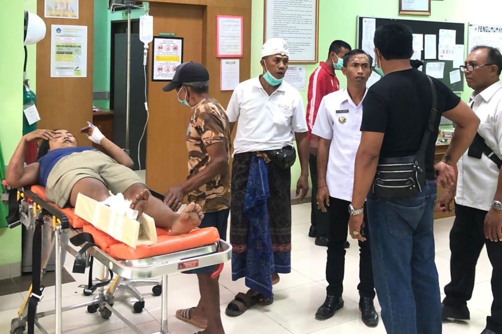 Perempuan di Badung Terperosok ke Dalam Trotoar Jebol