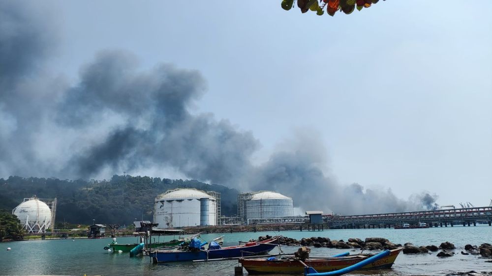Kapal Penumpang Terbakar di Pelabuhan Indah Kiat Merak  