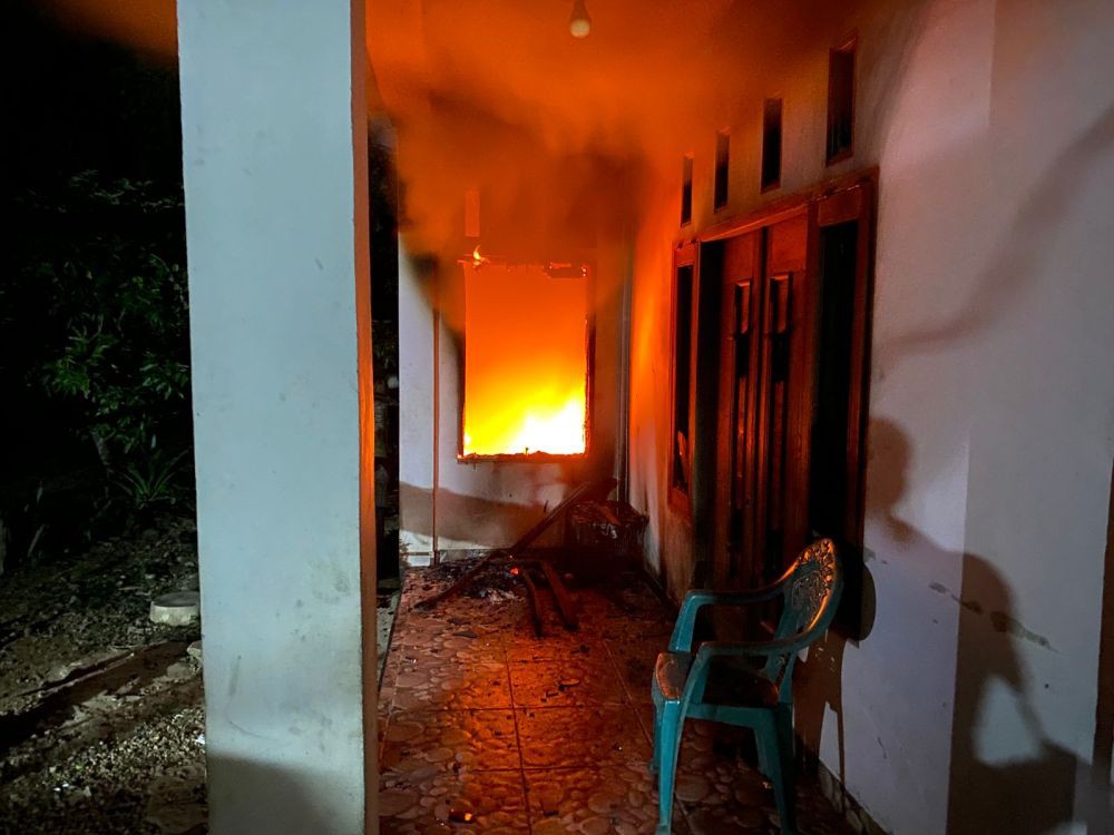 Rumah Pelaku Pembunuhan Adik Bupati Muratara Dibakar Massa
