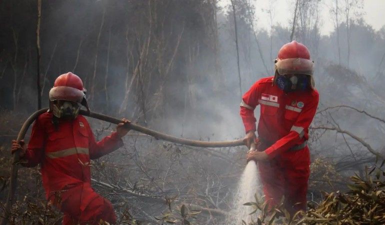 9 Ribu Hektare Gambut OKI Terbakar, Asap Masih Mengarah ke Palembang
