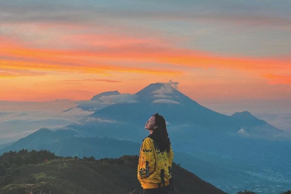 6 Wisata Naik Gunung ala Wendy Walters yang Paling Seru dan Menantang
