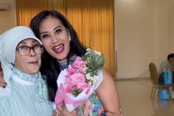 8 Potret Diah Permatasari Beri Kejutan Ultah Ibunya yang Ke-76 Tahun