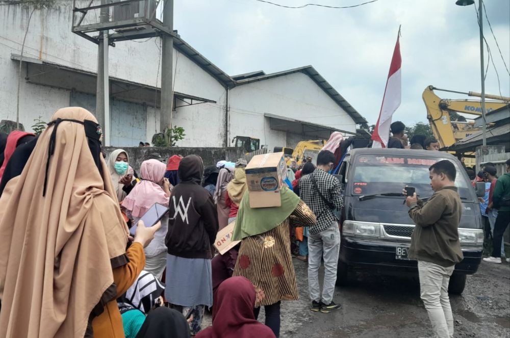 Ngeluh Debu, Warga Lamsel Geruduk 8 Stockpile Batu Bara di Jalan Sutami