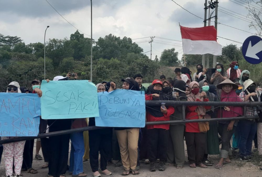 Ngeluh Debu, Warga Lamsel Geruduk 8 Stockpile Batu Bara di Jalan Sutami