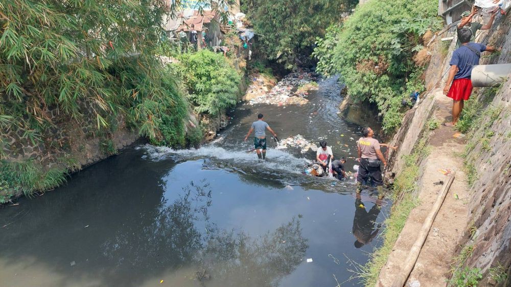 Dua Pelaku Pembuang Sampah ke Sungai di Cimahi Diseret ke Pengadilan
