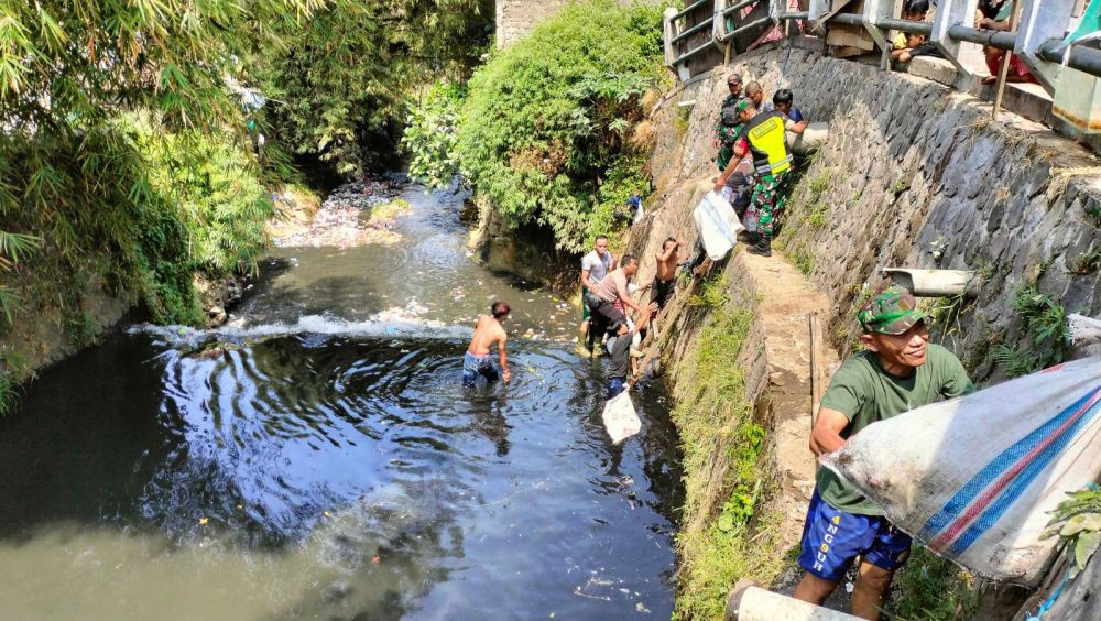 Viral! Warga Cimahi Terekam Kamera Drone Buang Sampah ke Sungai 