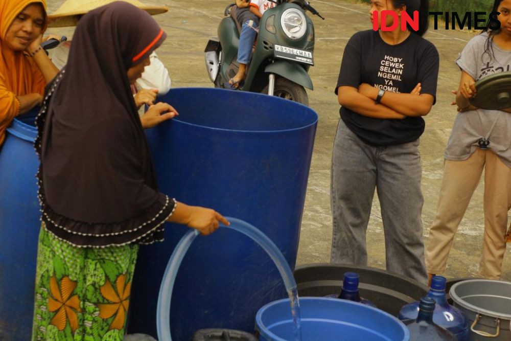 Kemarau di Kalbar, PMI Distribusikan 180 Liter Air Bersih