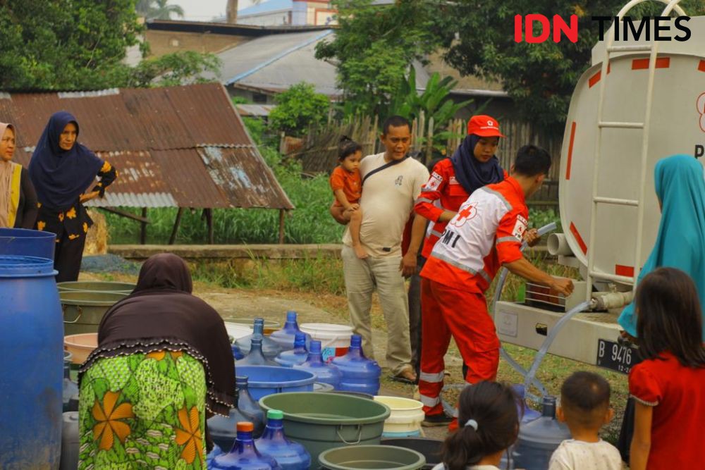 Kemarau di Kalbar, PMI Distribusikan 180 Liter Air Bersih