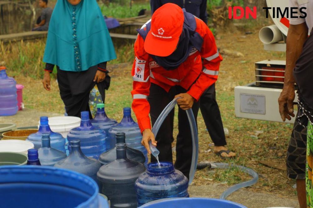 Kemarau di Kalbar, PMI Distribusikan 180 Liter Air Bersih