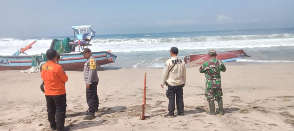 Nelayan Pantai Prigi Berdoa Berharap 8 Korban Hilang Ditemukan