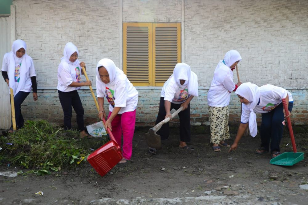 Antisipasi Banjir, Relawan Ganjar Ajak Warga Bersihkan Sampah di Desa