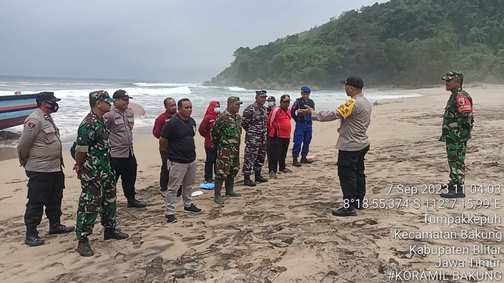 Nelayan Pantai Prigi Berdoa Berharap 8 Korban Hilang Ditemukan