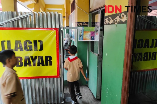 Murid SDN Bantargebang V Bekasi Belajar Dikelilingi Seng