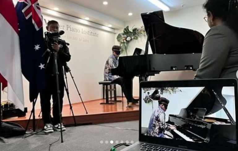 Jefri Setiawan, Pemuda Asal Kendal Pecahkan Rekor Main Piano dengan Mata Tertutup