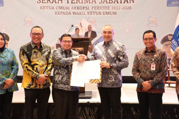 Bupati Zaki Serahkan Pimpinan AKKOPSI ke Wali Kota Banjarmasin