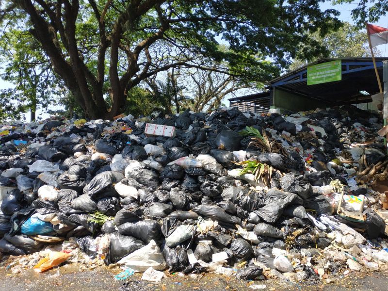 TPS Darurat di Gedebage Belum Rampung, Sampah Menumpuk di Jalanan 
