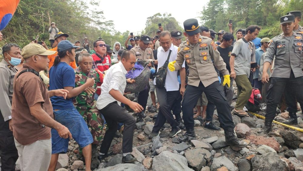 Perbekel Bhuana Giri Larang Warga Cari Batu Tabas di Tebing