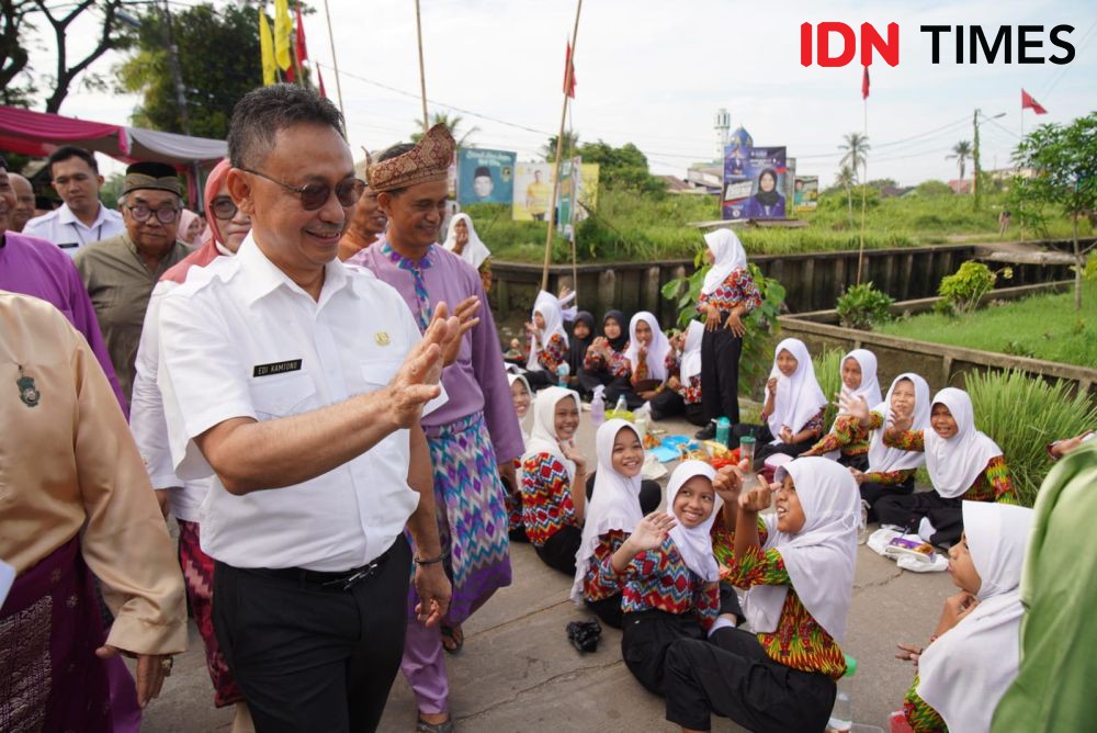 Tolak Bala Bencana, Warga Pontianak Gelar Robo-Robo di Pinggir Sungai