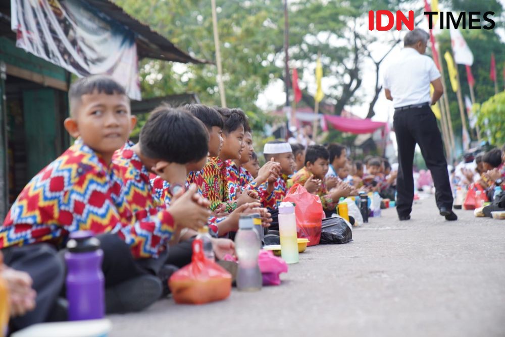 Tolak Bala Bencana, Warga Pontianak Gelar Robo-Robo di Pinggir Sungai