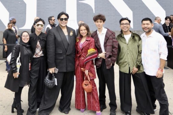 8 Potret Rossa Dukung Ivan Gunawan di Event NYFW 2023