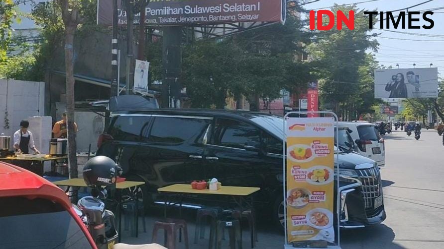 Viral, Pengusaha Makassar Jual Nasi Kuning Pakai Alphard Rp1,9 Miliar
