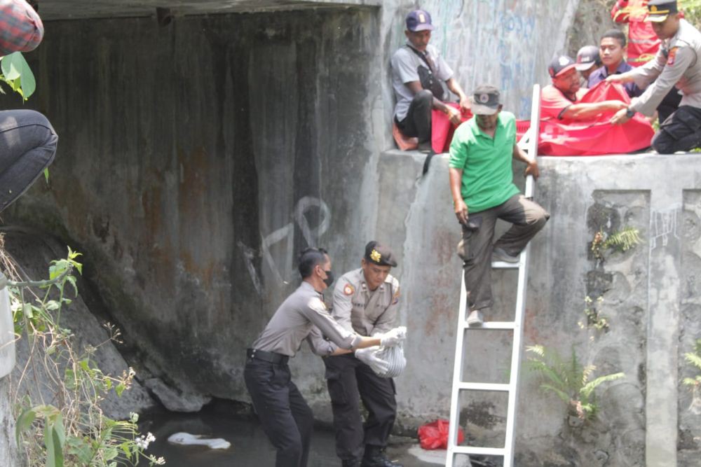 Buru Pelaku Pembuang Bayi di Sungai, Polisi Periksa CCTV