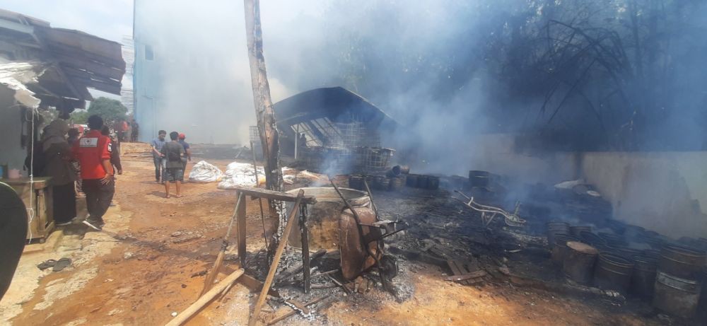 Gudang Penimbunan Minyak Jelantah Terbakar di Gandus Palembang  