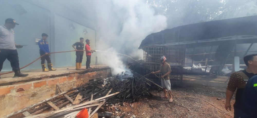 Gudang Penimbunan Minyak Jelantah Terbakar di Gandus Palembang  