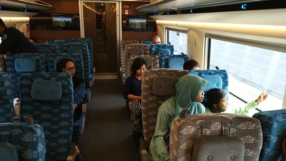 Masyarakat Serbu Ikut Uji Coba Kereta Cepat Jakarta-Bandung 