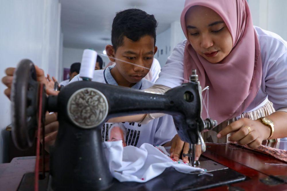 Relawan Ganjar Latih Anak-anak Disabilitas di Asahan Menjahit