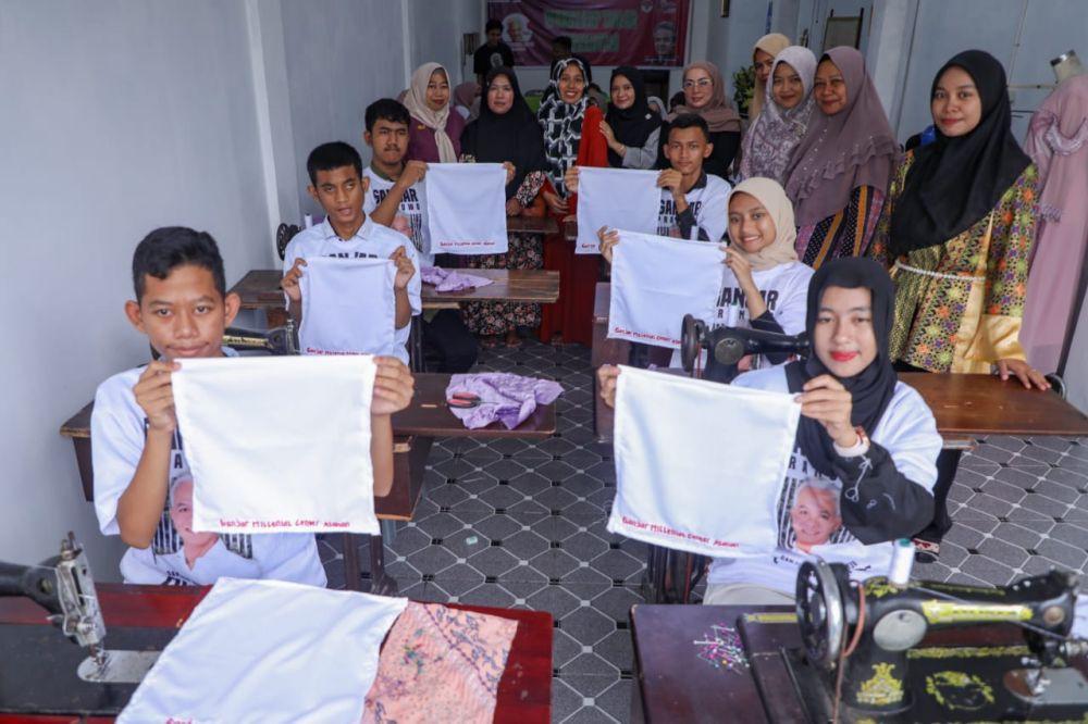 Relawan Ganjar Latih Anak-anak Disabilitas di Asahan Menjahit